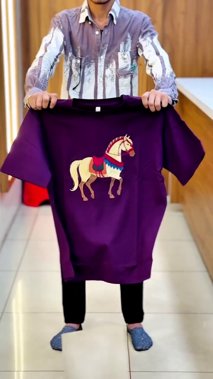 Men Horse Embroidery Relaxed Fit Crew-Neck T-Shirt